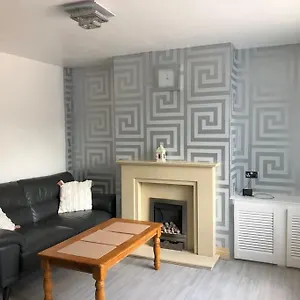 Cosy 3 Bedroom Nec House, Free Wifi, Netflix, Driveway Parking, Sleeps 6, Ideal For Families, Contractors & Corporates, Renovated To High Standard! Holiday home