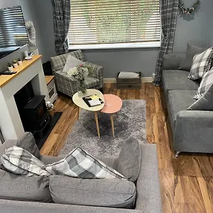 Large Home, Close To Bhx, Nec, Jlr, 4 Double Beds! Holiday home