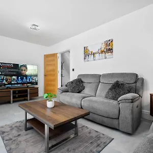 5 Bedroom House Solihull 10 Mins Drive From Bhx & Nec Private Off Road Parking Holiday home